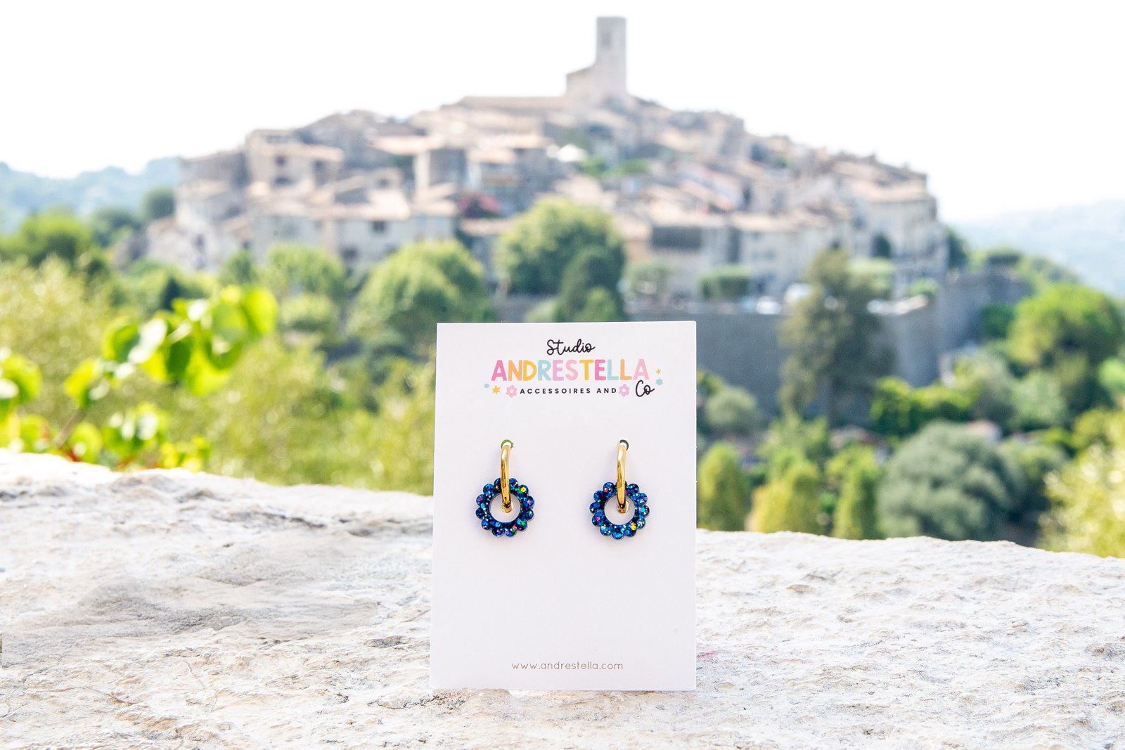 Creole e pendenti Andrestella davanti a Saint-Paul-de-Vence